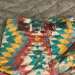 Never worn lularoe leggings